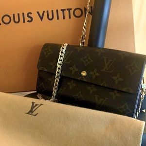 Authentic Louis Vuitton Sarah Wallet comes with Cross body Chain and Dustbag